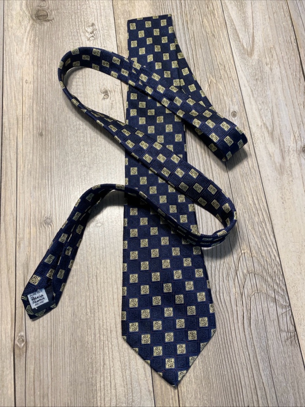 Patrick Francis Ireland Tie Mens Silk  Geometric Pattern (Read Details)